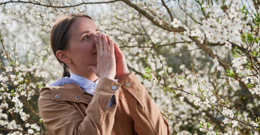 Nainen siitepölyn aiheuttamista allergiaoireista.